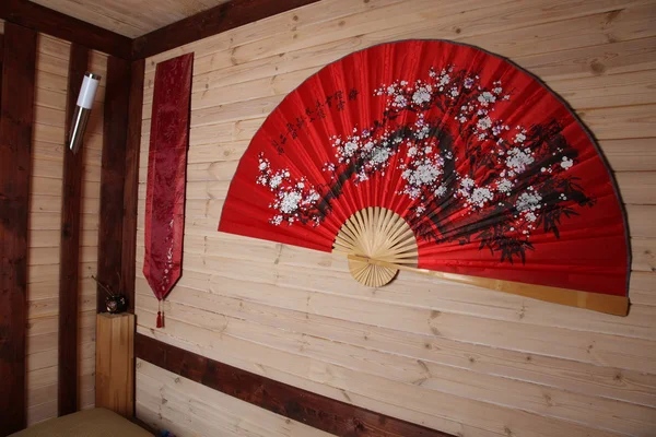 Um quarto chinês tradicional com grande fã — Fotografia de Stock