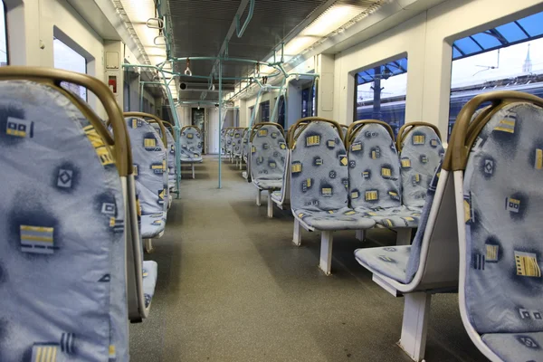 Interior do comboio contemporâneo. Assentos vazios . — Fotografia de Stock