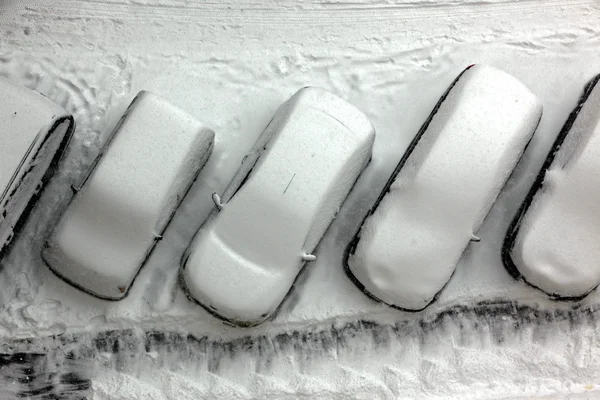Grandes nevadas cubiertas de coches en la ciudad — Foto de Stock