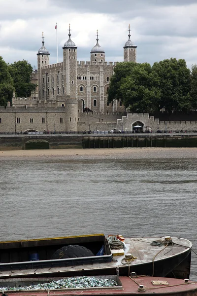 Лондонський Тауер на узбережжі річки Темзи, Великобританія — стокове фото