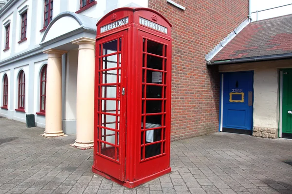 Traditionell röd telefonkiosk i London, Storbritannien — Stockfoto