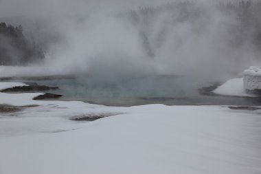 caldera içinde kaplıca. Yellowstone Millî Parkı