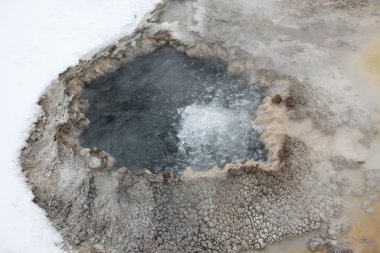 caldera içinde kaplıca. Yellowstone Millî Parkı