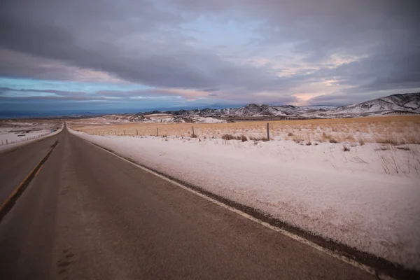 Route. Prairie grass and the The Bridger Mountains, Park County, Montana, États-Unis — Photo