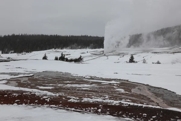 Horký pramen uvnitř kaldery. Yellowstonský národní park — Stock fotografie