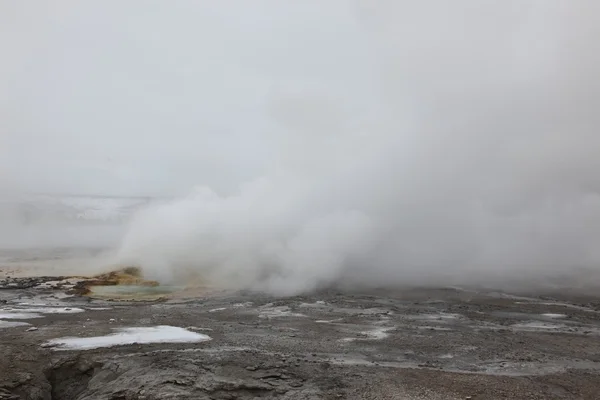 Warmwaterbron binnen het caldera. het Nationaalpark Yellowstone — Stockfoto