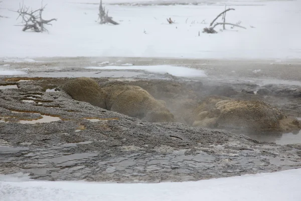 Varma våren inne i kalderan. Yellowstone nationalpark — Stockfoto