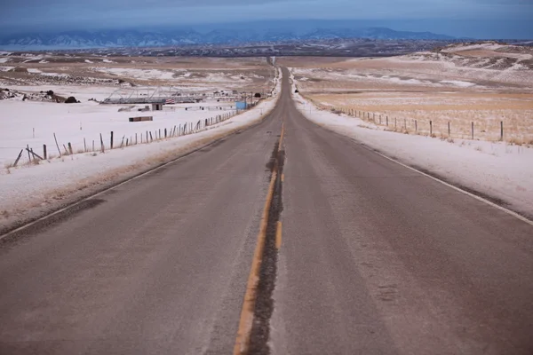 Camino. Praderas y las Montañas Bridger, Condado de Park, Montana, EE.UU. — Foto de Stock