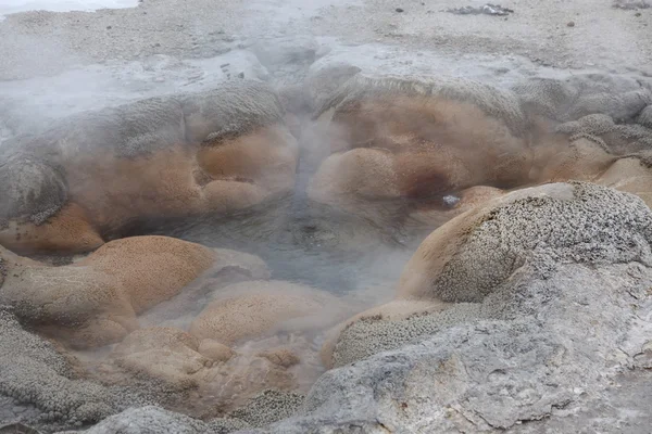 Warmwaterbron binnen het caldera. het Nationaalpark Yellowstone — Stockfoto