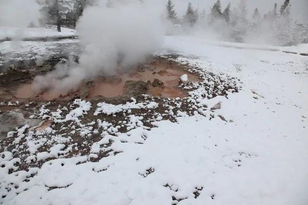 Hot spring wewnątrz kaldery. park narodowy Yellowstone — Zdjęcie stockowe