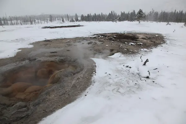 Heiße Quelle in der Caldera. Yellowstone-Nationalpark — Stockfoto