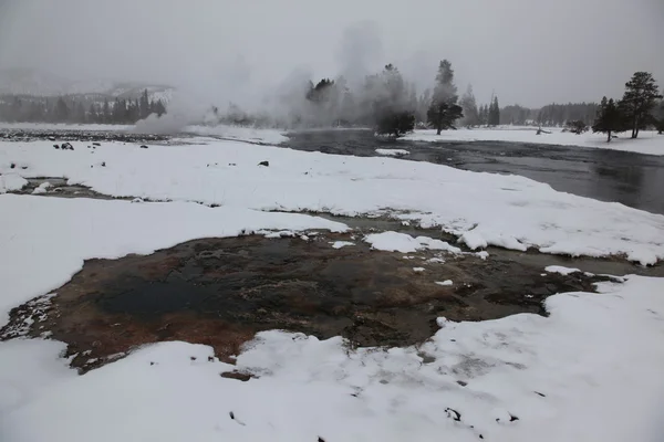 Fonte quente dentro da caldeira. Parque Nacional de Yellowstone — Fotografia de Stock