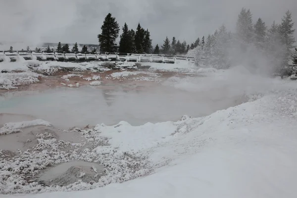 Una sorgente calda dentro la caldera. Parco nazionale di Yellowstone — Foto Stock