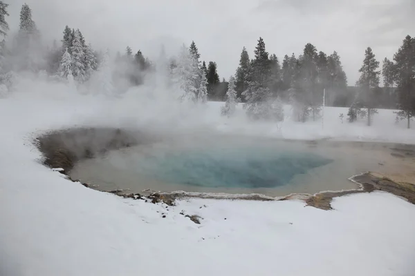 Hot spring wewnątrz kaldery. park narodowy Yellowstone — Zdjęcie stockowe