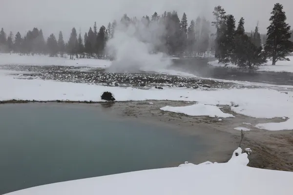 Aguas termales dentro de la caldera. Parque Nacional de Yellowstone — Foto de Stock