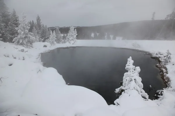 Aguas termales dentro de la caldera. Parque Nacional de Yellowstone — Foto de Stock