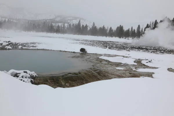 Una sorgente calda dentro la caldera. Parco nazionale di Yellowstone — Foto Stock