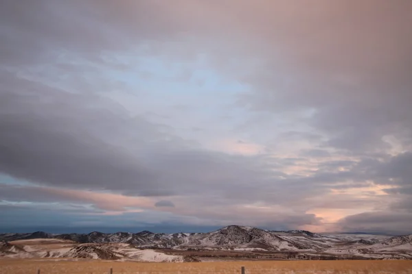 Prairie grass and the The Bridger Mountains, Park County, Montana, États-Unis — Photo