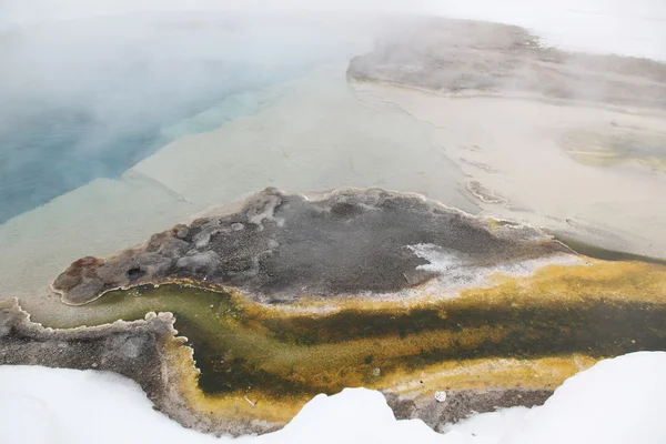 Heiße Quelle in der Caldera. Yellowstone-Nationalpark — Stockfoto