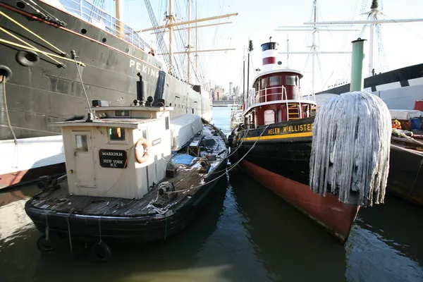 El Helen McAllister fue construido en 1900 ha servido como transporte de carbón y remolcador antes de llegar al puerto de South Street en la ciudad de Nueva York — Foto de Stock