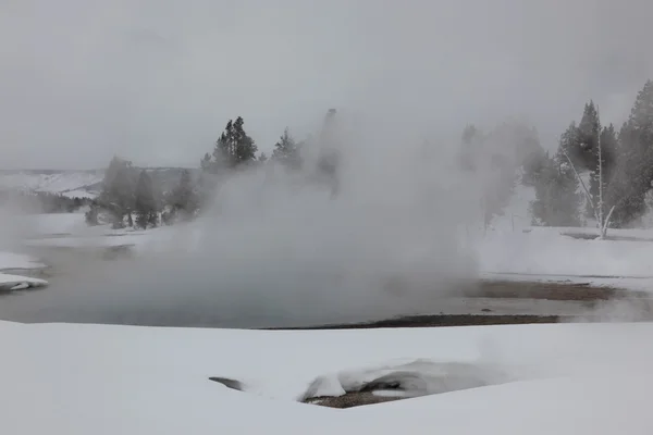 Horký pramen uvnitř kaldery. Yellowstonský národní park — Stock fotografie