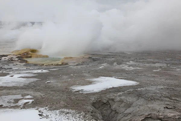 Fonte quente dentro da caldeira. Parque Nacional de Yellowstone — Fotografia de Stock