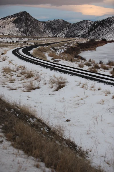 Straße. Präriegräser und die Bridger Mountains, Park County, Montana, USA — Stockfoto