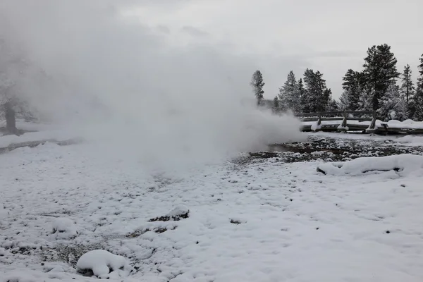 温泉内破火山口。黄石国家公园 — 图库照片