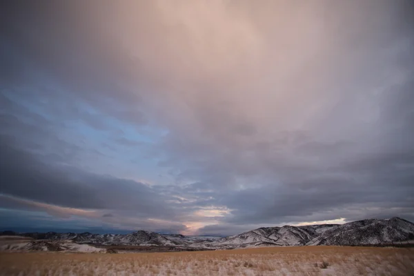 Stepie traw i górach bridger, park gminie, montana, Stany Zjednoczone Ameryki — Zdjęcie stockowe
