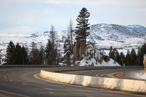 Cesta. prérijní trávou a pohoří bridger, zaparkovat county, montana, usa — Stock fotografie