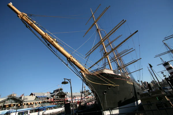 El Helen McAllister fue construido en 1900 ha servido como transporte de carbón y remolcador antes de llegar al puerto de South Street en la ciudad de Nueva York —  Fotos de Stock