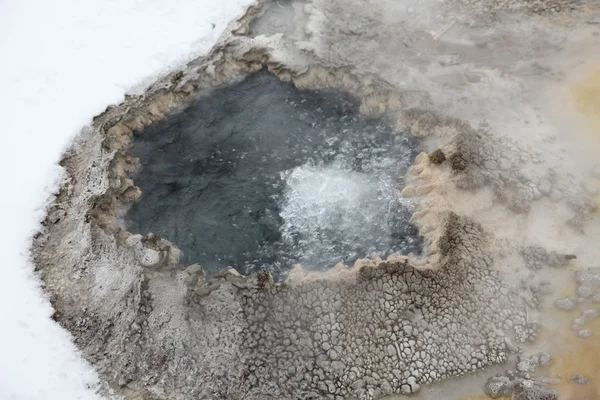 Aguas termales dentro de la caldera. Parque Nacional de Yellowstone —  Fotos de Stock