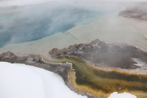 Warmwaterbron binnen het caldera. het Nationaalpark Yellowstone — Stockfoto