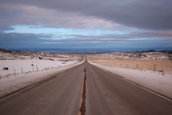Estrada. Gramíneas da pradaria e as montanhas Bridger, Condado de Park, Montana, EUA — Fotografia de Stock