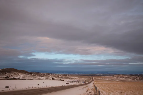 Estrada. Gramíneas da pradaria e as montanhas Bridger, Condado de Park, Montana, EUA — Fotografia de Stock