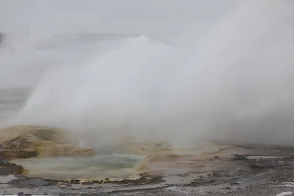 Horký pramen uvnitř kaldery. Yellowstonský národní park — Stock fotografie