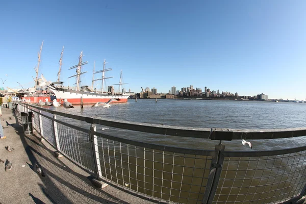 The Helen McAllister was built in 1900 has served as a coal transport and a tugboat before arriving at the South Street Seaport in New York City — Stock Photo, Image