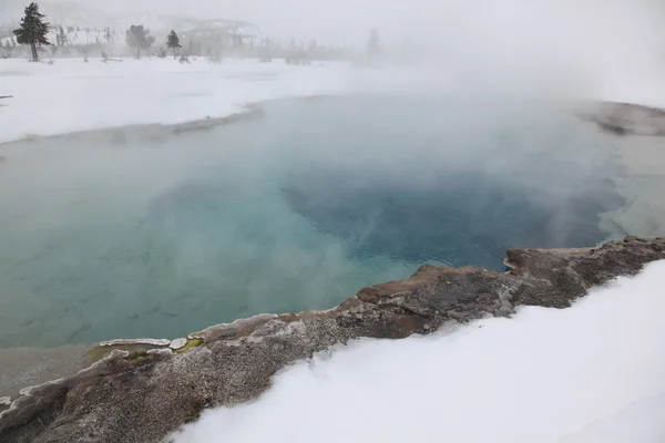 Una sorgente calda dentro la caldera. Parco nazionale di Yellowstone — Foto Stock