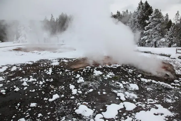 Aguas termales dentro de la caldera. Parque Nacional de Yellowstone — Foto de Stock