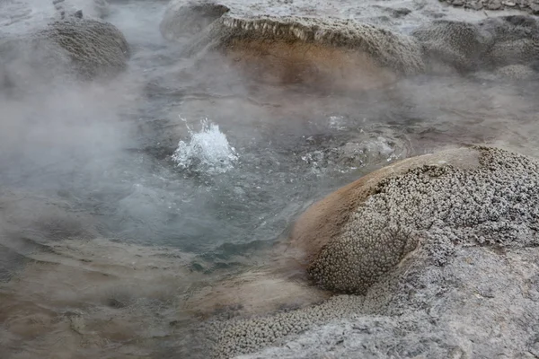 Aguas termales dentro de la caldera. Parque Nacional de Yellowstone —  Fotos de Stock