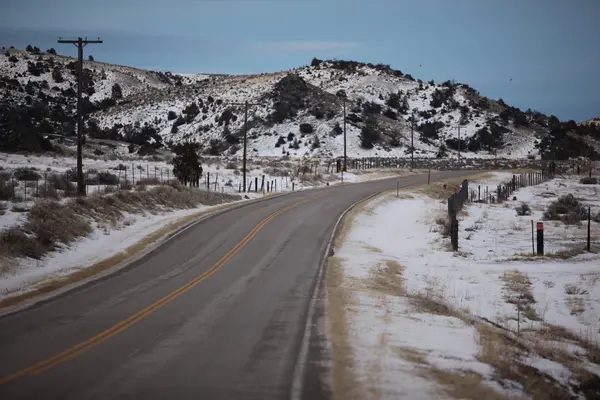 Strada. Erbe della prateria e le montagne Bridger, Park County, Montana, Stati Uniti — Foto Stock