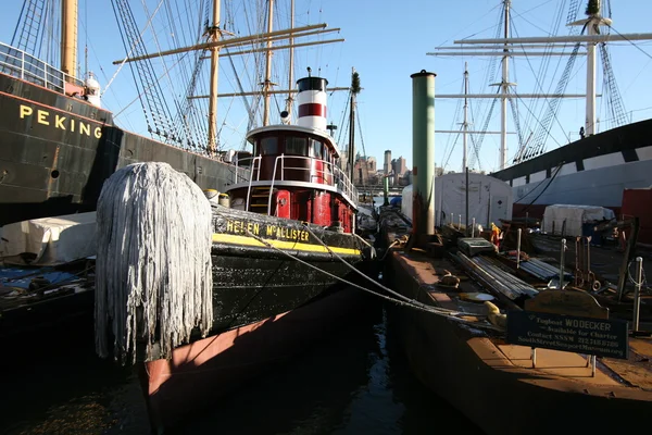 A Helen Mcallister volt beépített 1900 szolgált a szén közlekedési és egy vontatóhajó előtt megérkezett a South Street Seaport, New York City — Stock Fotó