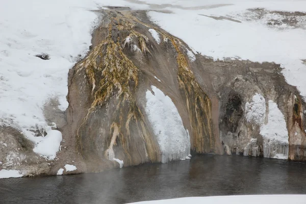 Heiße Quelle in der Caldera. Yellowstone-Nationalpark — Stockfoto