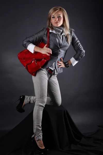 Moda mujer joven con bolsa roja — Foto de Stock