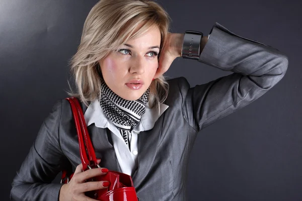 Moda mujer joven con bolsa roja —  Fotos de Stock