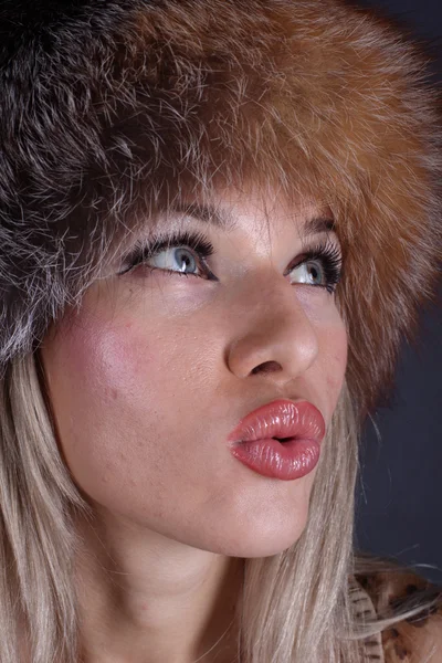 Bella giovane donna in cappello di pelliccia invernale — Foto Stock