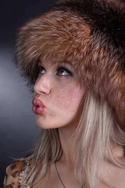 Belle jeune femme en chapeau de fourrure d'hiver — Photo