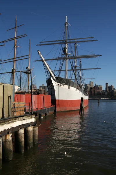 The Helen McAllister was built in 1900 has served as a coal transport and a tugboat before arriving at the South Street Seaport in New York City — Stock Photo, Image