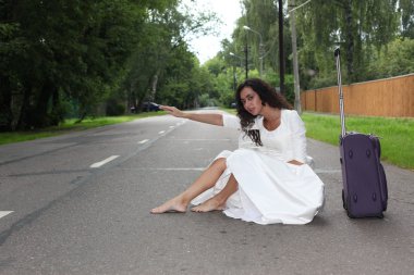 güzel bir gelin bir yolda