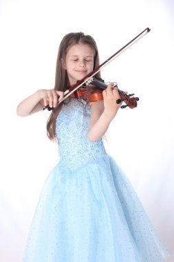 Keman izole beyaz arka plan üzerinde oynayan çocuk